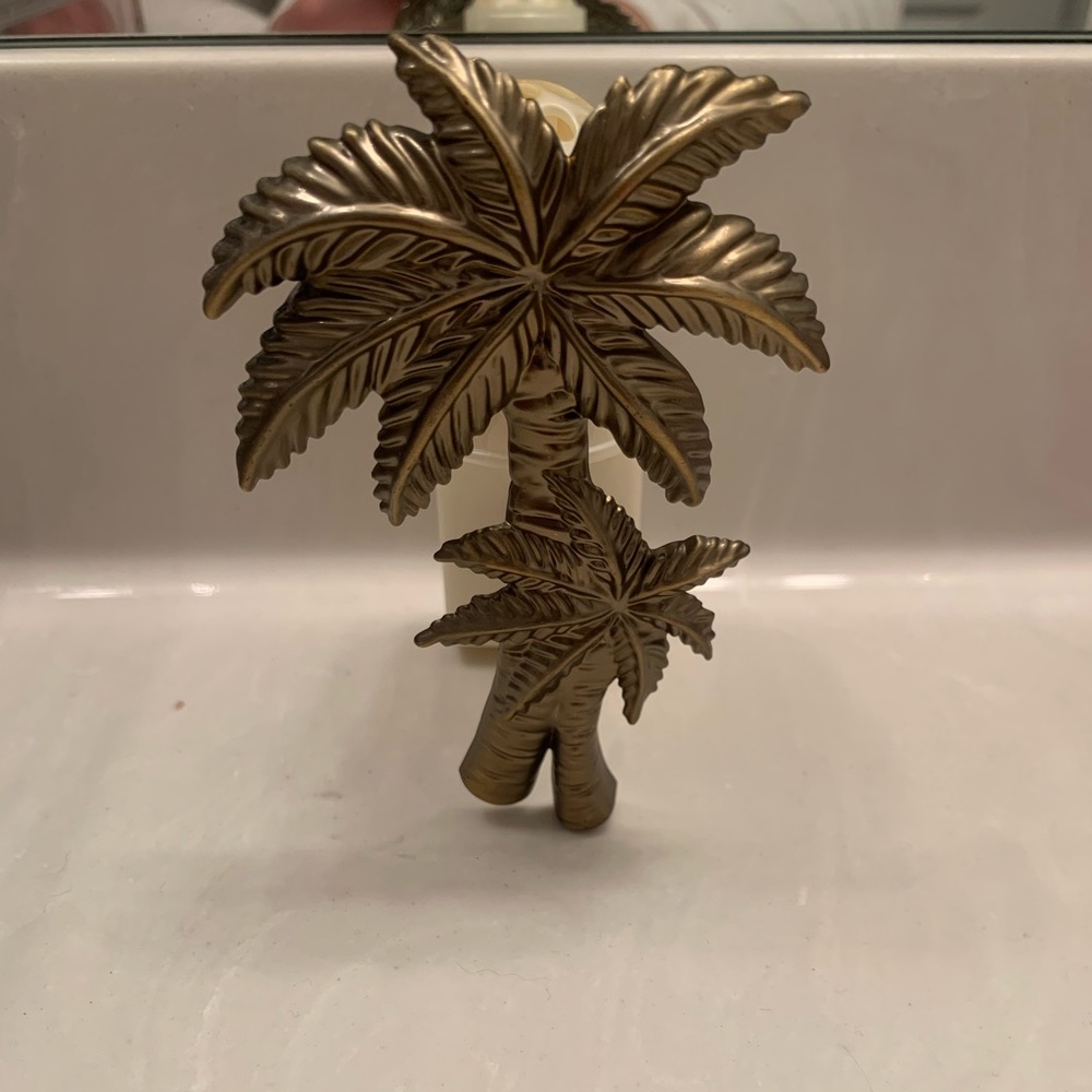 Palm tree wallflower